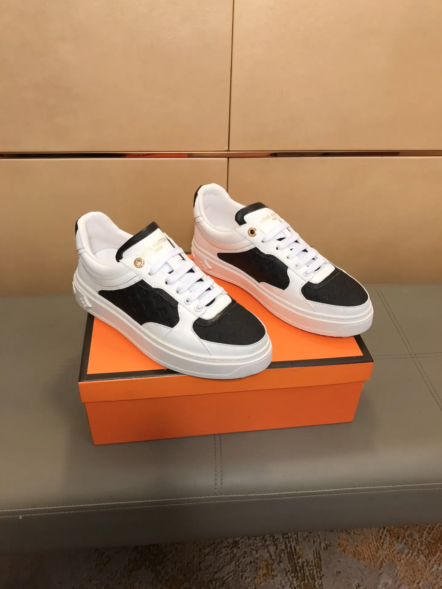 Ex-factory price 400 🔥🔥 New model on the market [LV Louis Vuitton] The latest high-quality men's casual shoes, European and American trends 🔰 Perfectly blend noble quality and fashionable texture 💋💋 The upper is made of imported cowhide + brand embossing, sheepskin lining, the overall fashion personality is set off to set off your uniqueness! Classic style, cool and stylish trendy male image🌹 38-44👣